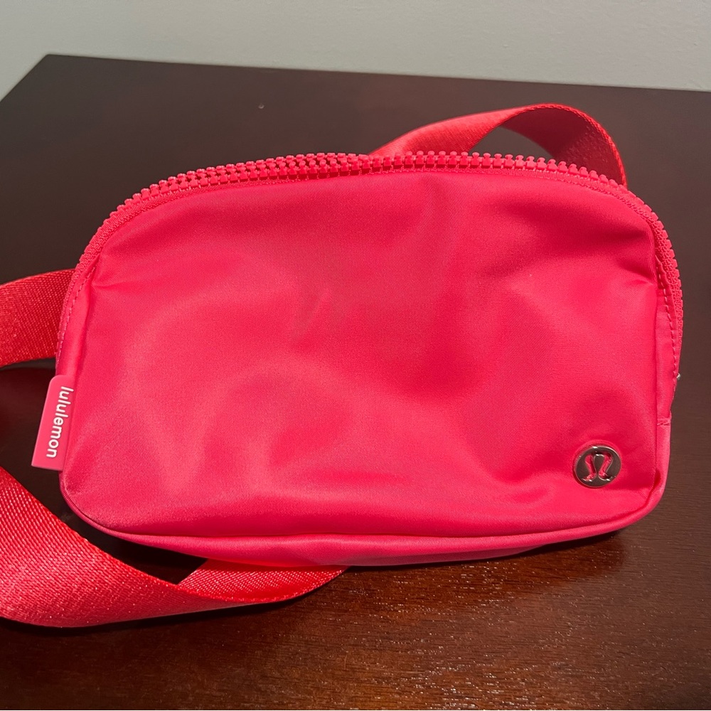 Lululemon nwot lip gloss everywhere belt bag